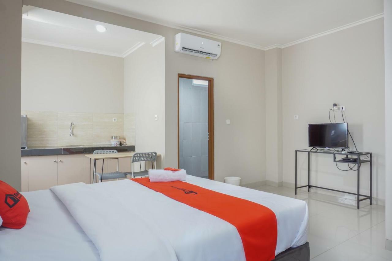 Residences By Reddoorz Near Mt Haryono - Minimum Stay 7 Days Джакарта Экстерьер фото